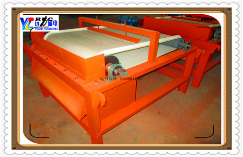 鐵礦干式磁選機，鐵礦干式磁選機磁性礦粒在磁力作用是什么？鐵礦錳礦干式磁選機_多滾筒干式磁選機出現(xiàn)被異物擊穿時怎么處理？工作視頻皮帶及結構價格