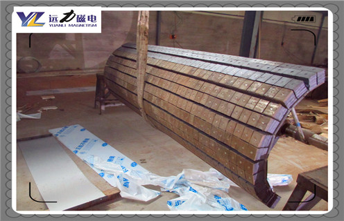 大型磁選機，發(fā)揮大型磁選機的優(yōu)越性我們該怎么做？_鐵礦選礦磁選機磁選的重要依據(jù)大講解磁場一般為多少_磁塊如何排列 