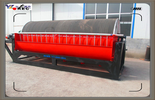 武漢礦石干選磁選機(jī)_武漢礦石干選磁選機(jī)教你如何選擇設(shè)備，所要分離的礦石通過給料機(jī)或皮帶機(jī)進(jìn)入滾筒上表面，在強(qiáng)磁的作用下磁性礦將被吸附在筒體表面，并隨磁場(chǎng)的梯度和磁場(chǎng)的變化在筒體表面翻滾前進(jìn)，非磁性礦在滾筒離心力的作用下脫離滾筒被拋出。磁性礦到達(dá)無磁區(qū)時(shí)也會(huì)在離心力的作用下脫離滾筒，從而完成分選。 一、武漢礦石干選磁選機(jī)_武漢礦石干選磁選機(jī)教你如何選擇設(shè)備 1、CTG干選機(jī)是我公司專為我國(guó)磁性貧鐵礦設(shè)計(jì)的一種新型干選設(shè)備。尤其適用于風(fēng)化沙、螞蟻沙、火山巖等軟礦。 2、本產(chǎn)品在2000年投放市場(chǎng)以來，在山東、山西、河南、河北、陜西、甘肅、內(nèi)蒙、遼寧、安徽、湖北、四川、貴州、西藏、新疆等地得到廣泛應(yīng)用，為客戶創(chuàng)造了可觀的經(jīng)濟(jì)效益，深的廣大用戶的信賴和贊譽(yù)。 二、武漢礦石干選磁選機(jī)_武漢礦石干選磁選機(jī)教你如何選擇設(shè)備 該機(jī)主要由永磁滾筒、調(diào)整機(jī)構(gòu)、減速機(jī)、電機(jī)、機(jī)架等部分組成。 1、永磁滾筒是磁選機(jī)的關(guān)鍵部件，它由圓筒、永磁磁系、端蓋、軸、軸承套及軸承組成。 2、圓筒用不銹鋼板卷成，通過端蓋、軸承套、軸承、支撐于軸上，圓筒與磁系的距離不大于4mm。 3、傳動(dòng)裝置由JZQ減速機(jī)、皮帶輪、皮帶、傳動(dòng)軸與筒連接，帶動(dòng)圓筒旋轉(zhuǎn)。 4、機(jī)架是由型材焊接成的結(jié)構(gòu)件，承擔(dān)主機(jī)的全部重量，通過地腳螺栓固定在基礎(chǔ)上。 5、磁系偏角調(diào)節(jié)裝置用于調(diào)節(jié)磁系的偏轉(zhuǎn)角度，旋轉(zhuǎn)拉桿上的螺母，通過拉桿使軸偏轉(zhuǎn)，從而使固定在軸上的磁系也隨著偏轉(zhuǎn)。